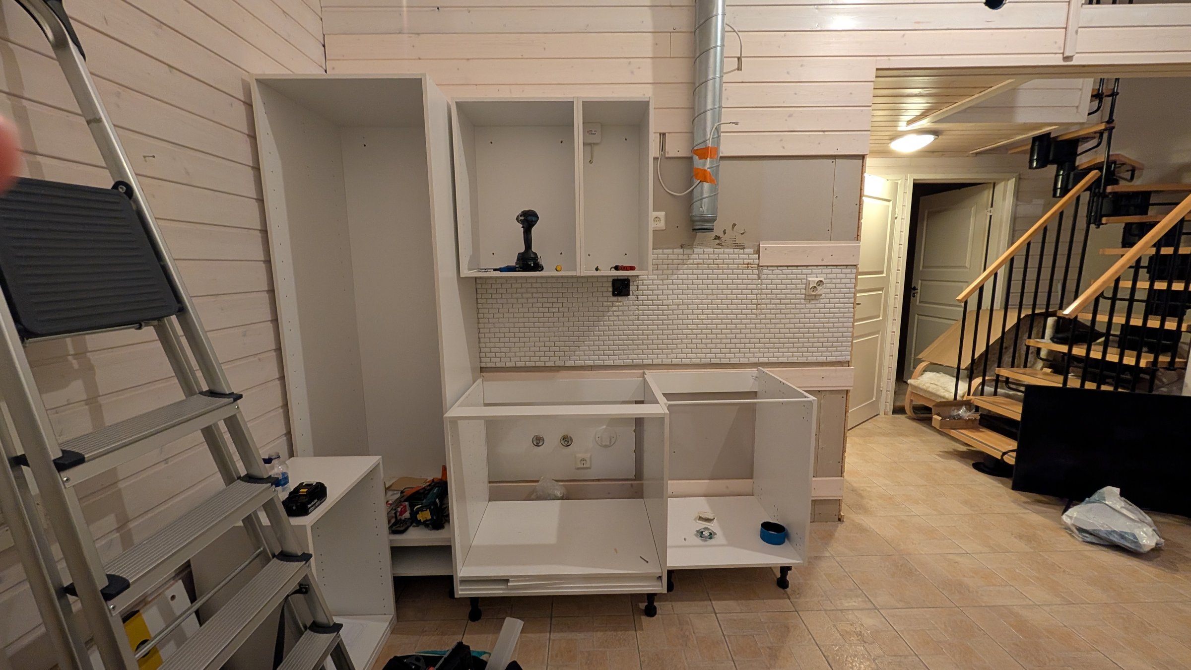 Keittiön yläkaappien asennus.