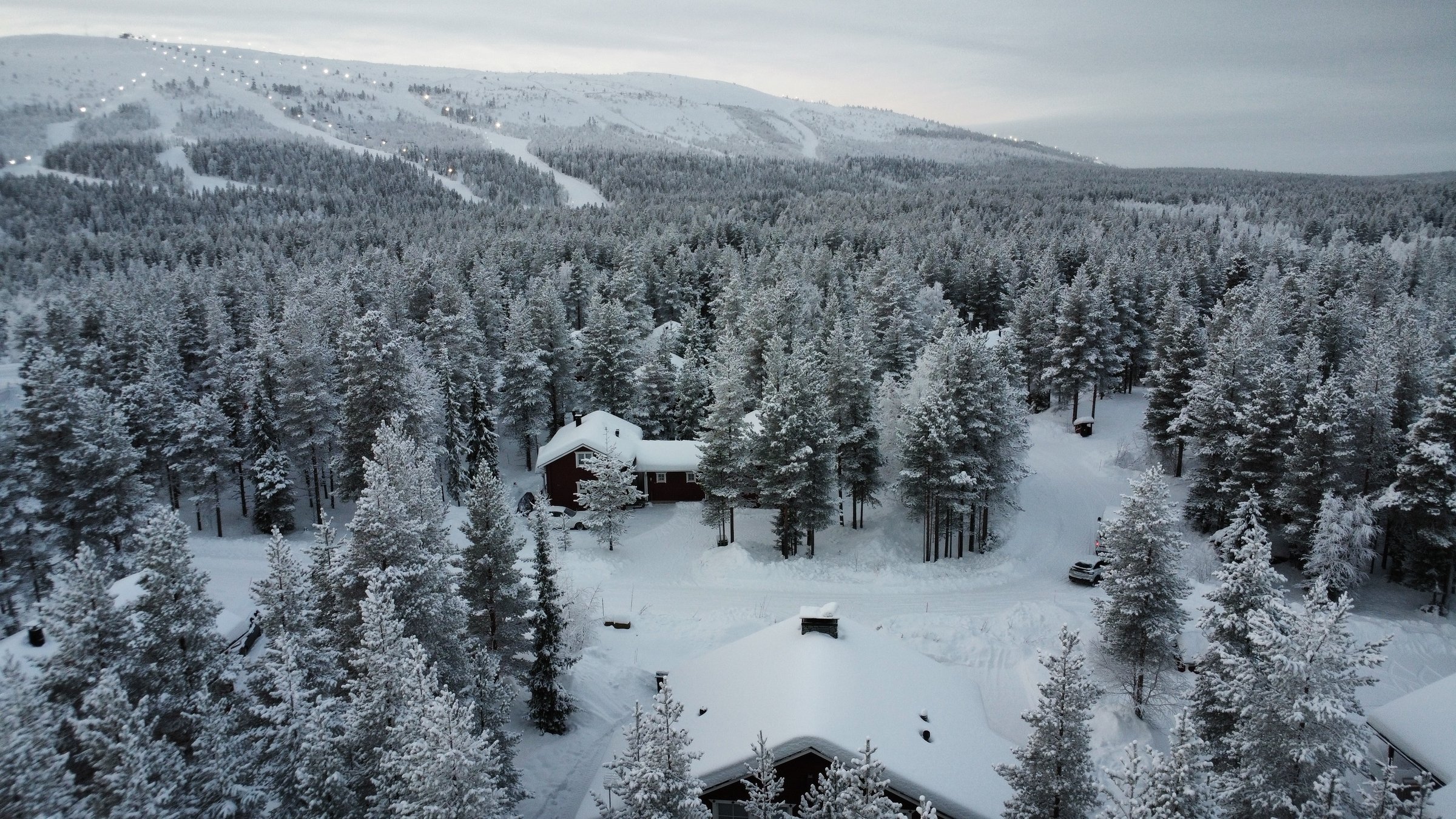 Levitunturin rinteet ja Chalet Nulkka ilmasta kuvattuna.