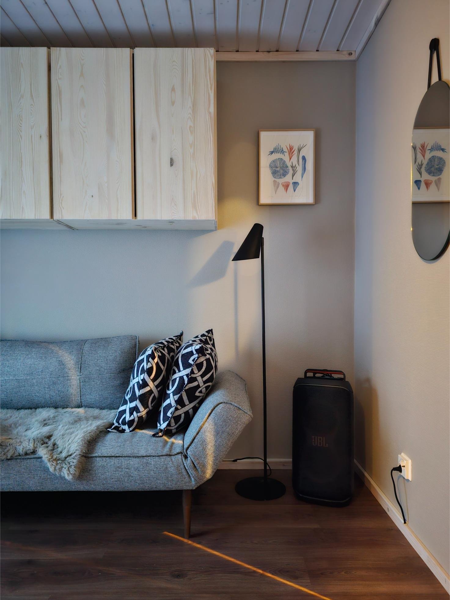 Taidetta ja design-valaisin yläkerran loungessa.