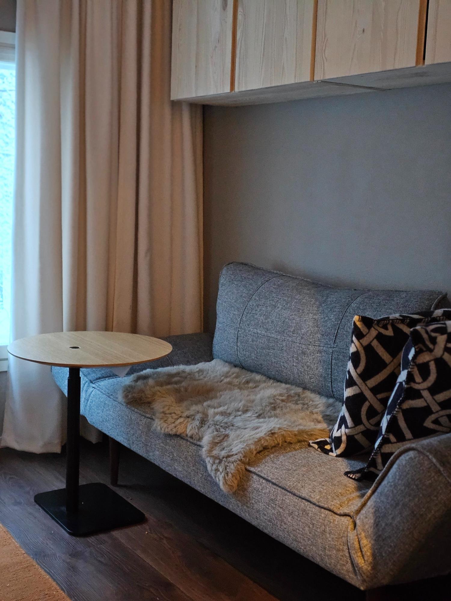 Yläkerran lounge, jossa Innovation Livingin vuodesohva.